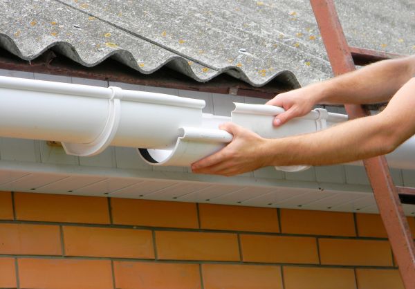 Gutter Hanging in Northville